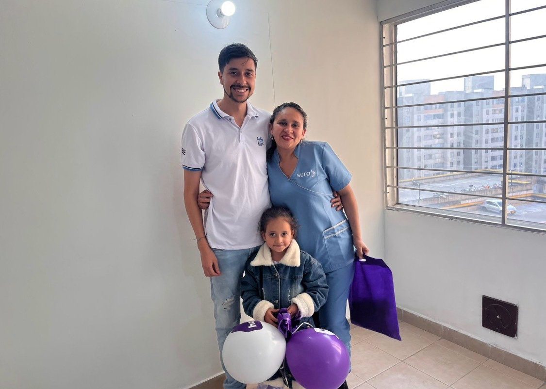 Familia celebrando en su nuevo hogar con globos
